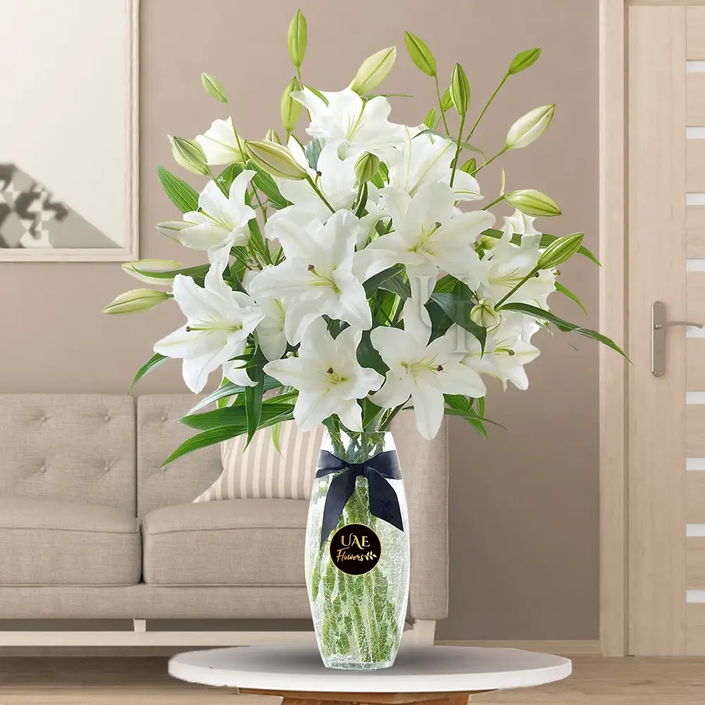 A 6 white lilies & fillers in a glass vase